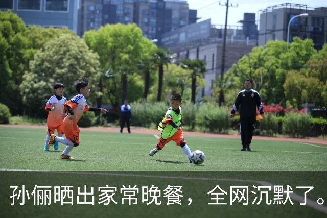 孙俪晒出家常晚餐，全网沉默了。你敢信吗？孙俪家的晚饭就是桌上这几盘菜，有人说明星这是作秀，有人说这才是真会过日子。