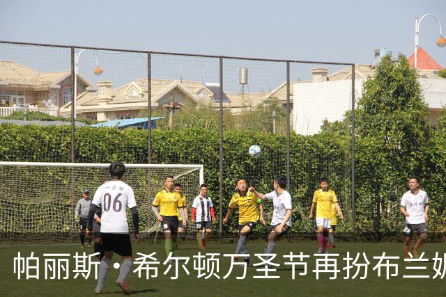 帕丽斯·希尔顿万圣节再扮布兰妮，复刻2001年VMA蟒蛇造型